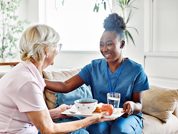 Infirmière donnant un repas à une patiente